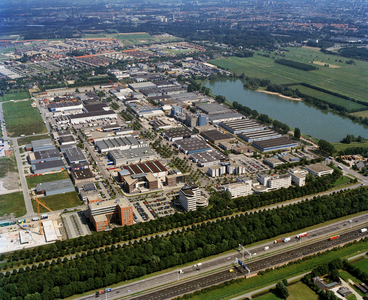 844694 Luchtfoto van het bedrijventerrein Oudenrijn (Strijkviertel) te De Meern (gemeente Utrecht), uit het zuidwesten. ...